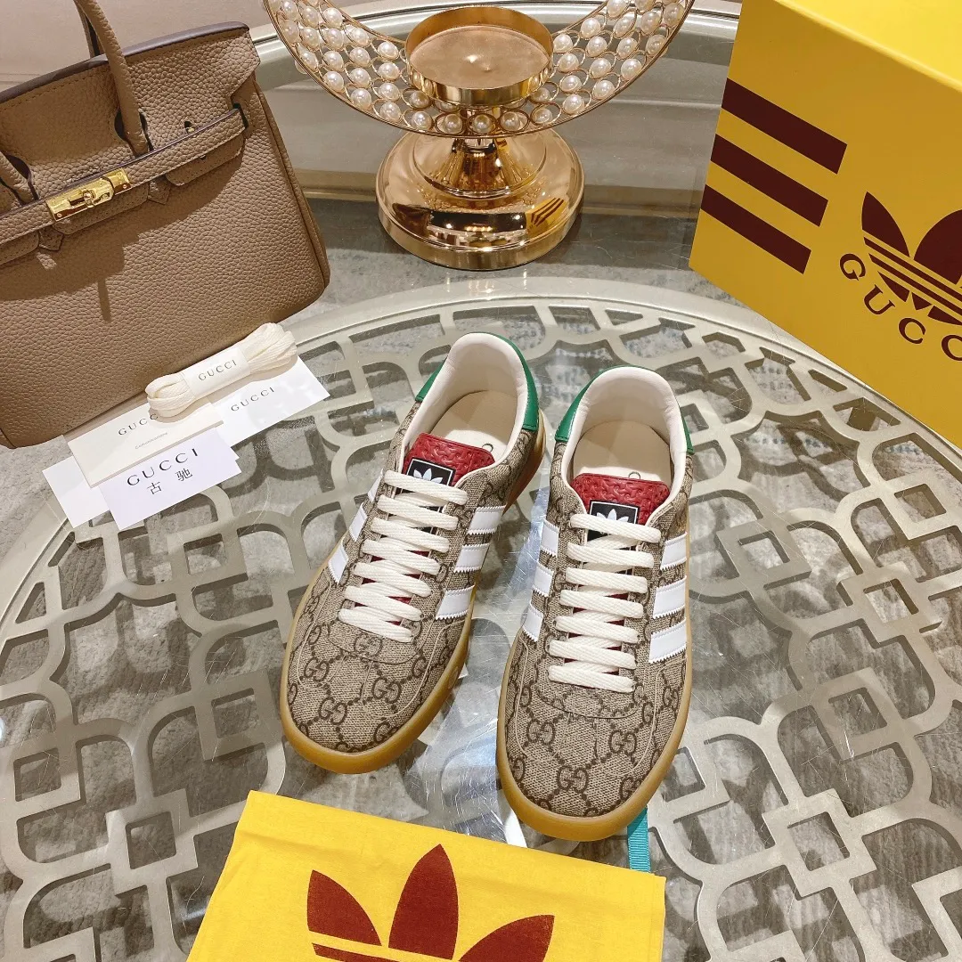 👟👟Ex-factory price 520👟👟Gucci&adidas joint limited edition couple's sneakers. A super nice joint casual sneaker with rich and bold colors! It showed everyone a completely different charm from the past! Combining retro style and youthful sports style to create a new aesthetic! Vitality yet stylish at the same time! ! Upper - made of cowhide, cowhide, cloth. Lining - sheepskin lining for foot pads. Sole - original open-molded beef tendon non-slip and wear-resistant outsole. Size: 35-47 (couple style)